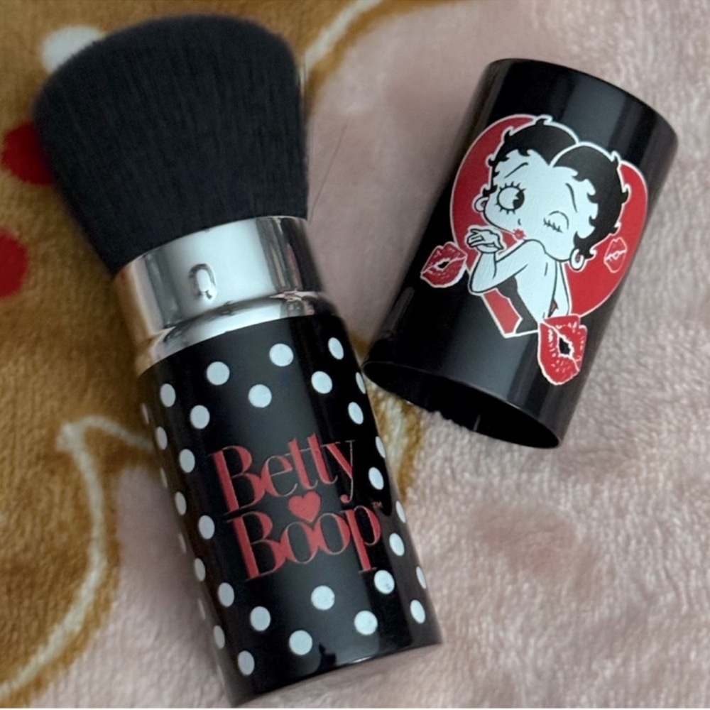 Betty Boop Twist Up Makeup Powder Brush! New in package